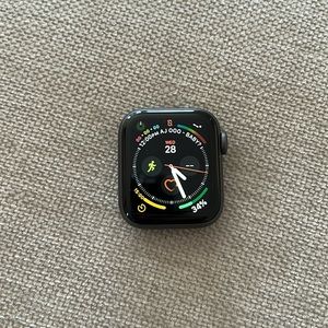 Apple Watch Series 4 40mm WiFi (band not included)